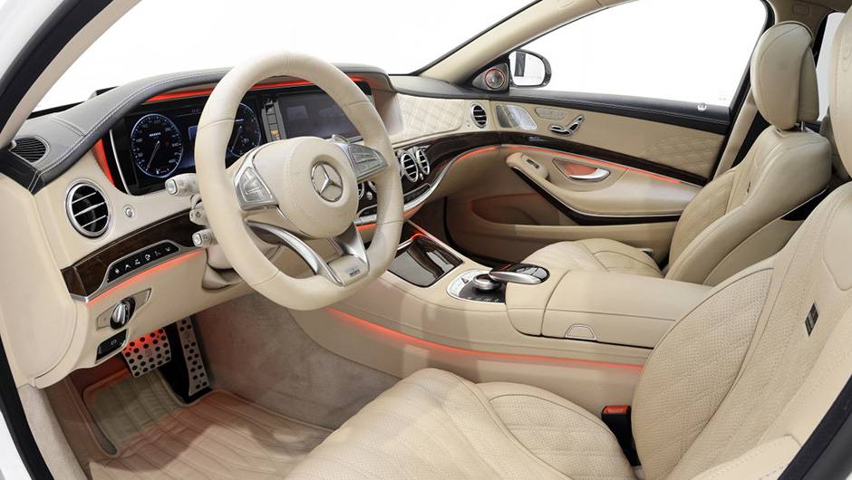 Por dentro, o volante esportivo multifuncional &eacute; quase um contraste... | <a href="https://quatrorodas.abril.com.br/noticias/saloes/genebra-2015/brabus-exibe-classe-s-rocket-900-841942.shtml" rel="migration">Leia mais</a>