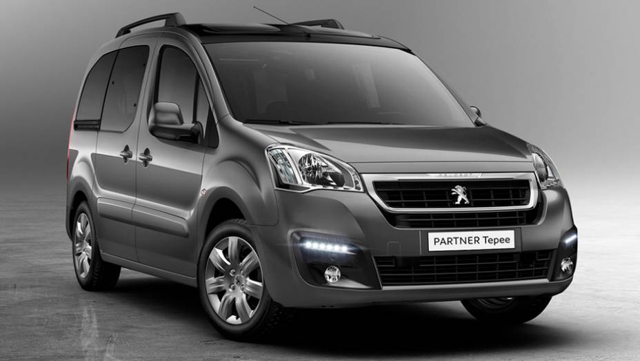 O facelift do Peugeot Partner traz modificações na dianteira (grade, para-choque, faróis...) | <a href="https://quatrorodas.abril.com.br/noticias/saloes/genebra-2015/peugeot-renova-partner-genebra-841623.shtml" rel="migration">Leia mais</a>