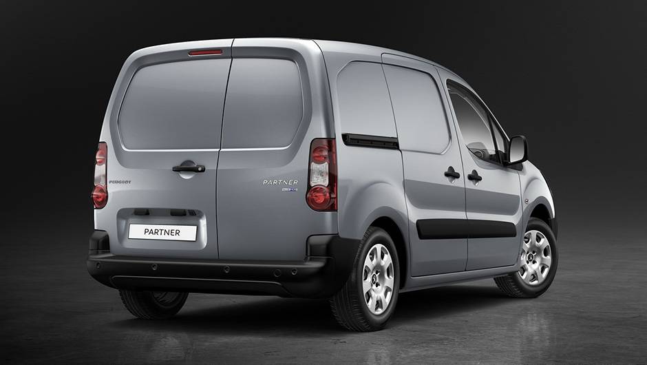 O Partner agora passa a contar com o bloco 1.6 BlueHDi, a diesel, em tr&ecirc;s configura&ccedil;&otilde;es de pot&ecirc;ncia: 74, 99 e 118 cavalos | <a href="https://quatrorodas.abril.com.br/noticias/saloes/genebra-2015/peugeot-renova-partner-genebra-841623.shtml" rel="migration">Leia mais</a>