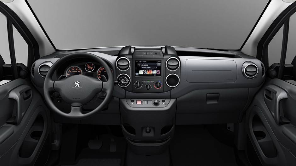 Por dentro, a maior novidade do utilit&aacute;rio &eacute; a presen&ccedil;a de um sistema multim&iacute;dia com tela sens&iacute;vel ao toque de sete polegadas, integrando r&aacute;dio e computador de bordo | <a href="https://quatrorodas.abril.com.br/noticias/saloes/genebra-2015/peugeot-renova-par" rel="migration"></a>