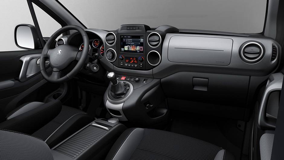 Como opcionais, surgem navegador GPS integrado e fun&ccedil;&atilde;o Mirror Screen | <a href="https://quatrorodas.abril.com.br/noticias/saloes/genebra-2015/peugeot-renova-partner-genebra-841623.shtml" rel="migration">Leia mais</a>