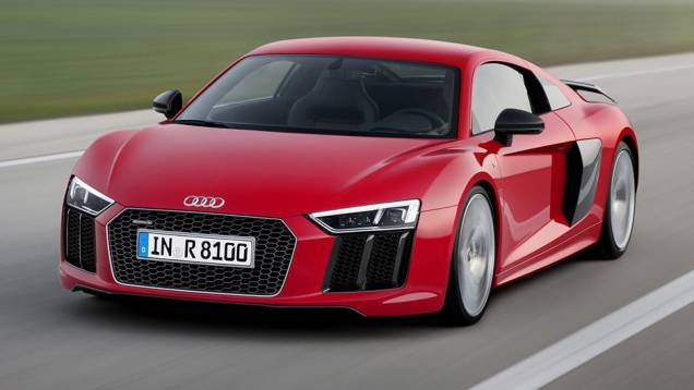 Para empurrar o esportivo, o motor 5.2 litros V10 totalmente revisado foi instalado gerando 547 cavalos | <a href="https://quatrorodas.abril.com.br/noticias/saloes/genebra-2015/audi-revela-oficialmente-nova-geracao-esportivo-r8-841481.shtml" rel="migration">Leia mais</a> Para empurrar o esportivo, o motor 5.2 litros V10 totalmente revisado foi instalado gerando 547 cavalos | <a href="https://quatrorodas.abril.com.br/noticias/saloes/genebra-2015/audi-revela-oficialmente-nova-geracao-esportivo-r8-841481.shtml" rel="migration">Leia mais</a>