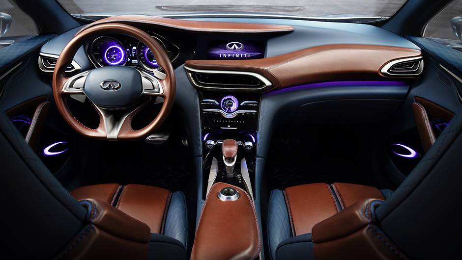Por dentro, o modelo tem revestimento em couro de dois tons (marrom escuro e azul) | <a href="https://quatrorodas.abril.com.br/noticias/saloes/genebra-2015/infiniti-mostra-qx30-concept-837863.shtml" rel="migration">Leia mais</a>