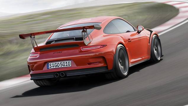 O dispositivo auxilia o grande aerofólio a gerar downforce em altas velocidades | <a href="https://quatrorodas.abril.com.br/noticias/saloes/genebra-2015/peso-leve-porsche-911-gt3-rs-revelado-842881.shtml" rel="migration">Leia mais</a> O dispositivo auxilia o grande aerofólio a gerar downforce em altas velocidades | <a href="https://quatrorodas.abril.com.br/noticias/saloes/genebra-2015/peso-leve-porsche-911-gt3-rs-revelado-842881.shtml" rel="migration">Leia mais</a>