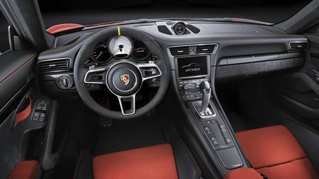 Por dentro, o volante é revestido em couro e também há inserções em fibra de carbono | <a href="https://quatrorodas.abril.com.br/noticias/saloes/genebra-2015/peso-leve-porsche-911-gt3-rs-revelado-842881.shtml" rel="migration">Leia mais</a> Por dentro, o volante é revestido em couro e também há inserções em fibra de carbono | <a href="https://quatrorodas.abril.com.br/noticias/saloes/genebra-2015/peso-leve-porsche-911-gt3-rs-revelado-842881.shtml" rel="migration">Leia mais</a>