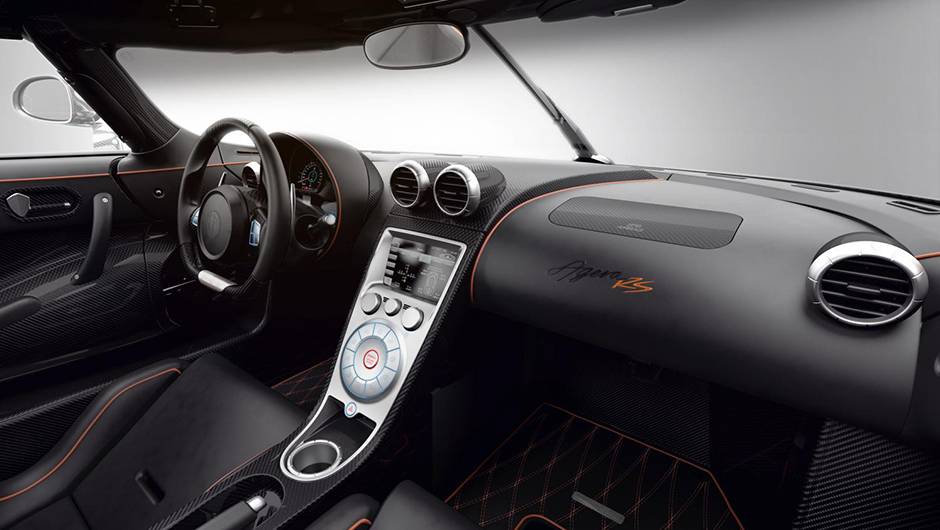 Apesar de ter sido pensado para as pistas, o modelo est&aacute; liberado para utiliza&ccedil;&atilde;o nas ruas | <a href="https://quatrorodas.abril.com.br/noticias/saloes/genebra-2015/koenigsegg-agera-rs-surge-1-160-cv-842887.shtml" rel="migration">Leia mais</a>