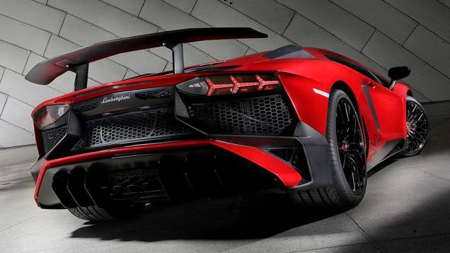Assim, o Aventador SV acelera de 0 a 100 km/h em 2,8 segundos, atingindo a velocidade máxima de 349 km/h | <a href="https://quatrorodas.abril.com.br/noticias/saloes/genebra-2015/lamborghini-apresenta-aventador-superveloce-842600.shtml" rel="migration">Leia mais</a> Assim, o Aventador SV acelera de 0 a 100 km/h em 2,8 segundos, atingindo a velocidade máxima de 349 km/h | <a href="https://quatrorodas.abril.com.br/noticias/saloes/genebra-2015/lamborghini-apresenta-aventador-superveloce-842600.shtml" rel="migration">Leia mais</a>