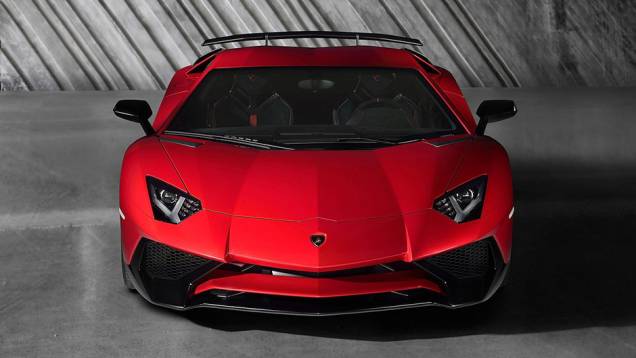 Já a redução de peso é de quase 50 kg (no total, são 1.525 kg) | <a href="https://quatrorodas.abril.com.br/noticias/saloes/genebra-2015/lamborghini-apresenta-aventador-superveloce-842600.shtml" rel="migration">Leia mais</a>