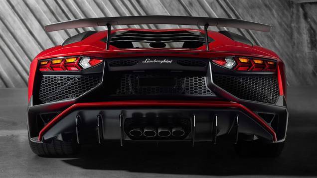 O preço do Aventador SV foi definido em 327 mil euros (sem contar os impostos) | <a href="https://quatrorodas.abril.com.br/noticias/saloes/genebra-2015/lamborghini-apresenta-aventador-superveloce-842600.shtml" rel="migration">Leia mais</a>