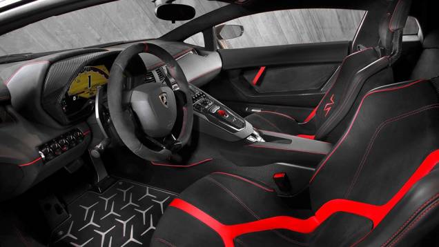 As primeiras unidades serão entregues pela Lamborghini na Europa durante o segundo trimestre deste ano | <a href="https://quatrorodas.abril.com.br/noticias/saloes/genebra-2015/lamborghini-apresenta-aventador-superveloce-842600.shtml" rel="migration">Leia mais</a>