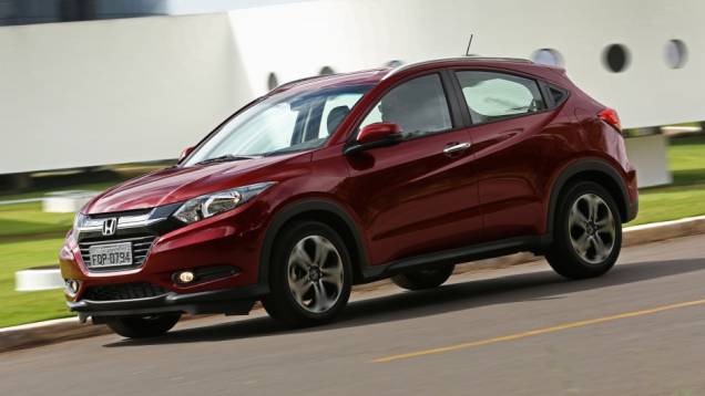 A carroceria remete ao estilo coupé esportivo e conta com LEDs nas lanternas e luzes de freios traseiras | <a href="https://quatrorodas.abril.com.br/noticias/fabricantes/honda-lanca-hr-v-brasil-846243.shtml" rel="migration">Leia mais</a> A carroceria remete ao estilo coupé esportivo e conta com LEDs nas lanternas e luzes de freios traseiras | <a href="https://quatrorodas.abril.com.br/noticias/fabricantes/honda-lanca-hr-v-brasil-846243.shtml" rel="migration">Leia mais</a>
