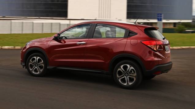 Em todas as versões, o HR-V é equipado com motor 1.8 V-TEC flexível, oferecendo 140 cavalos de potência quando abastecido com gasolina e 139 cv se municiado com etanol | <a href="https://quatrorodas.abril.com.br/noticias/fabricantes/honda-lanca-hr-v-brasil-" rel="migration"></a>