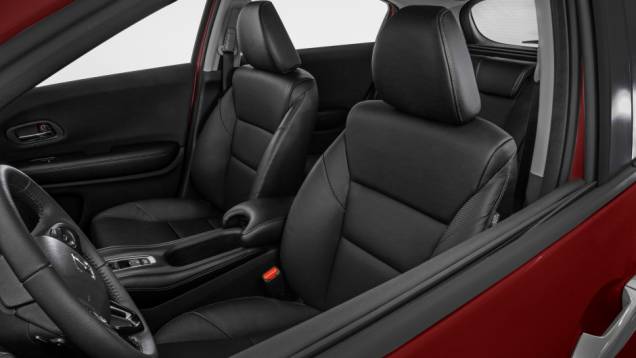 A esportividade também está presente na cabine, cujo console elevado e os ajustes de altura da coluna de direção, assim como do banco do motorista | <a href="https://quatrorodas.abril.com.br/noticias/fabricantes/honda-lanca-hr-v-brasil-846243.shtml" rel="migration">Leia mai</a>