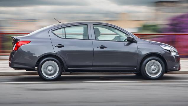 O sedã está aproximadamente 4 centímetros mais longo, mas o espaço-entre eixos segue sendo de 2,60 metros | <a href="https://quatrorodas.abril.com.br/noticias/fabricantes/nissan-new-versa-chega-lojas-dia-23-848082.shtml" rel="migration">Leia mais</a> O sedã está aproximadamente 4 centímetros mais longo, mas o espaço-entre eixos segue sendo de 2,60 metros | <a href="https://quatrorodas.abril.com.br/noticias/fabricantes/nissan-new-versa-chega-lojas-dia-23-848082.shtml" rel="migration">Leia mais</a>