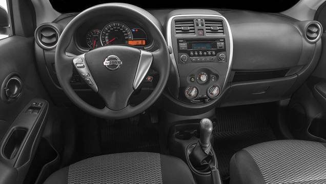 Direção elétrica e ar-condicionado são itens de série em todas as versões | <a href="https://quatrorodas.abril.com.br/noticias/fabricantes/nissan-new-versa-chega-lojas-dia-23-848082.shtml" rel="migration">Leia mais</a>