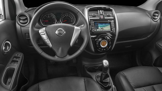 O revestimento da cabine é em couro, há navegador integrado e ar-condicionado digital automático | <a href="https://quatrorodas.abril.com.br/noticias/fabricantes/nissan-new-versa-chega-lojas-dia-23-848082.shtml" rel="migration">Leia mais</a> O revestimento da cabine é em couro, há navegador integrado e ar-condicionado digital automático | <a href="https://quatrorodas.abril.com.br/noticias/fabricantes/nissan-new-versa-chega-lojas-dia-23-848082.shtml" rel="migration">Leia mais</a>