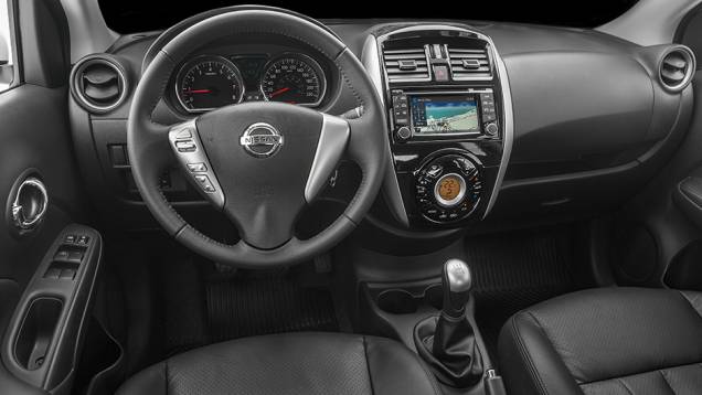 O revestimento da cabine é em couro, há navegador integrado e ar-condicionado digital automático | <a href="https://quatrorodas.abril.com.br/noticias/fabricantes/nissan-new-versa-chega-lojas-dia-23-848082.shtml" rel="migration">Leia mais</a>