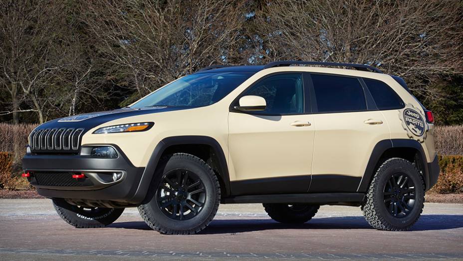 O esteticamente polêmico Cherokee chega com a versão Canyon Trail | <a href="http://quatrorodas.abril.com.br/noticias/fabricantes/jeep-mostra-conceituais-evento-pascoa-849122.shtml" rel="migration">Leia mais</a>