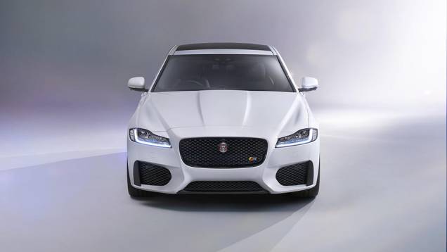 No que diz respeito à motorização, a preocupação da Jaguar é a redução da emissão de CO2. O mais "verde" é o 2.0 Ingenium a diesel, oferecendo 161 cv enquanto emite 104 gramas de CO2 por quilômetro rodado | <a href="https://quatrorodas.abril.com.br/noticias" rel="migration"></a>