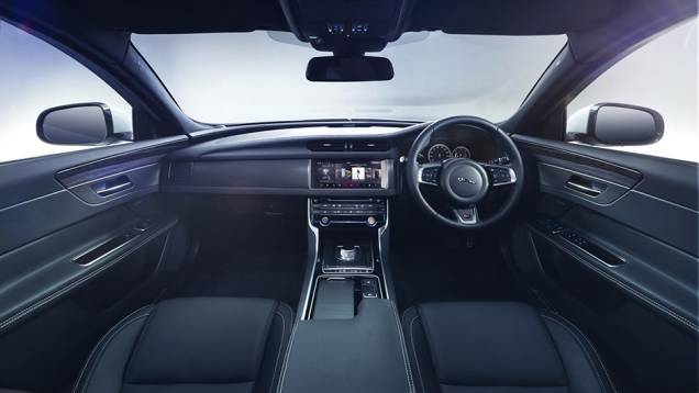 Por dentro, o destaque vai para o mais moderno sistema multimídia disponível para veículos da Jagar Land Rover, o InControl Touch Pro | <a href="https://quatrorodas.abril.com.br/noticias/fabricantes/jaguar-apresenta-novo-xf-850881.shtml" rel="migration">Leia mais</a>