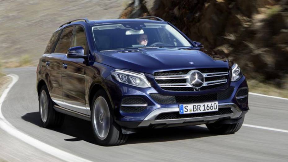 Se você acha que já viu esse carro antes, está certo. O GLE é, na verdade, o facelift rebatizado do antigo Classe M | <a href="https://quatrorodas.abril.com.br/noticias/saloes/new-york-2015/mercedes-benz-revela-gle-2016-851477.shtml" rel="migration">Leia mais</a>