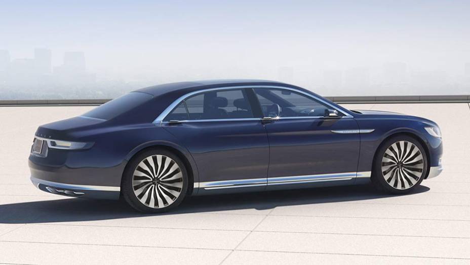 O Continental Concept é equipado com motor EcoBoost 3.0 V6 | <a href="https://quatrorodas.abril.com.br/noticias/saloes/new-york-2015/lincoln-ressuscita-nome-continental-carro-conceito-851946.shtml" rel="migration">Leia mais</a>