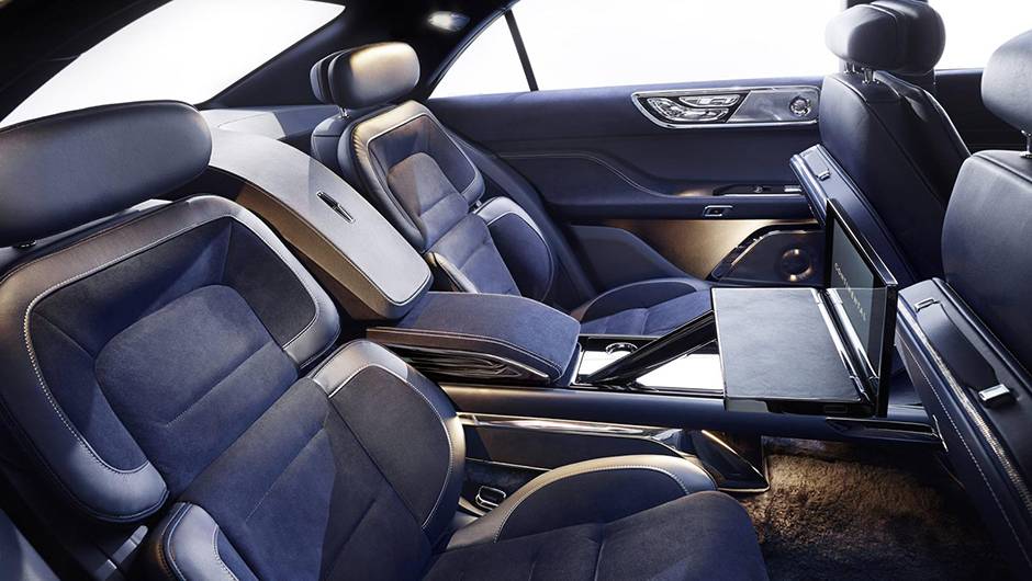 Os passageiros traseiros tamb&eacute;m t&ecirc;m acesso ao controle clim&aacute;tico | <a href="https://quatrorodas.abril.com.br/noticias/saloes/new-york-2015/lincoln-ressuscita-nome-continental-carro-conceito-851946.shtml" rel="migration">Leia mais</a>