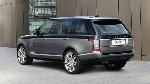 ... e as quatro ponteiras de escapamento. Aliás, são três opções de motorização | <a href="https://quatrorodas.abril.com.br/noticias/saloes/new-york-2015/range-rover-svautobiography-revelado-851965.shtml" rel="migration">Leia mais</a>