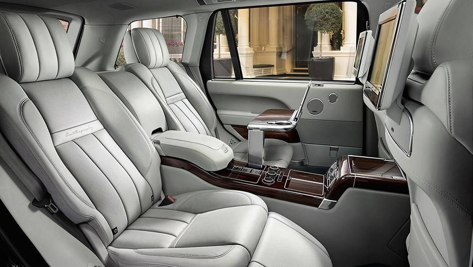 Por dentro, o fino acabamento chama aten&ccedil;&atilde;o, com direito a mesas traseiras rebat&iacute;veis e refrigeradas | <a href="https://quatrorodas.abril.com.br/noticias/saloes/new-york-2015/range-rover-svautobiography-revelado-851965.shtml" rel="migration">Leia mais</a>