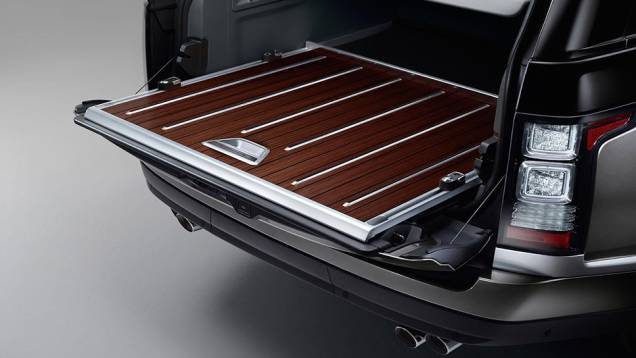 A parte inferior do porta-malas pode ser removida | <a href="https://quatrorodas.abril.com.br/noticias/saloes/new-york-2015/range-rover-svautobiography-revelado-851965.shtml" rel="migration">Leia mais</a> A parte inferior do porta-malas pode ser removida | <a href="https://quatrorodas.abril.com.br/noticias/saloes/new-york-2015/range-rover-svautobiography-revelado-851965.shtml" rel="migration">Leia mais</a>