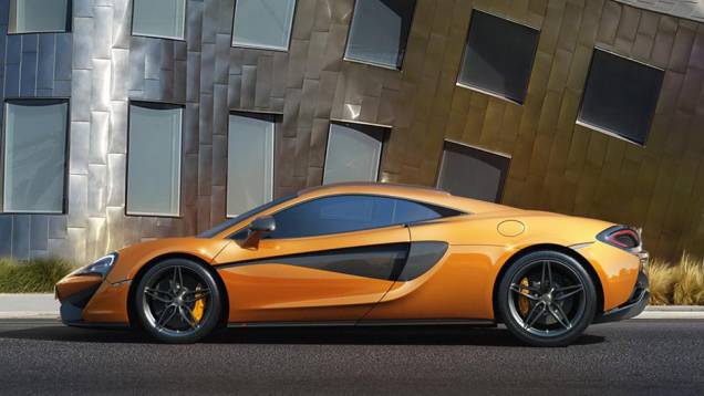 O modelo é equipado com o já conhecido bloco 3.8 V8 biturbo, mas agora configurado para oferecer 570 cv | <a href="https://quatrorodas.abril.com.br/noticias/saloes/new-york-2015/mclaren-570s-oficialmente-apresentado-852108.shtml" rel="migration">Leia mais</a>