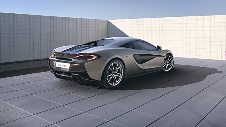 O 570S acelera de 0 a 100 km/h em 3,2 segundos, de 0 a 200 km/h em 9,5 segundos | <a href="https://quatrorodas.abril.com.br/noticias/saloes/new-york-2015/mclaren-570s-oficialmente-apresentado-852108.shtml" rel="migration">Leia mais</a>