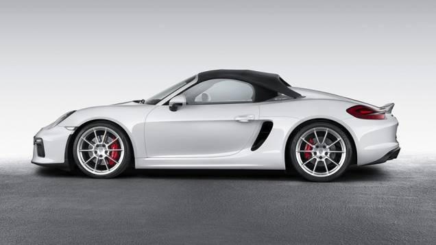 O conversível chega ao mercado europeu em julho, com preço definido em 79.945 euros | <a href="https://quatrorodas.abril.com.br/noticias/saloes/new-york-2015/porsche-apresenta-novo-boxster-spyder-852331.shtml" rel="migration">Leia mais</a>