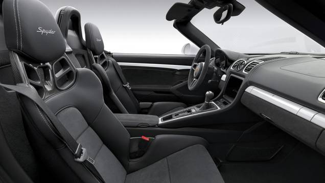 Por dentro, as mudanças são mais discretas, mas os bancos esportivos foram atualizados, enquanto o volante é totalmente novo | <a href="https://quatrorodas.abril.com.br/noticias/saloes/new-york-2015/porsche-apresenta-novo-boxster-spyder-852331.shtml" rel="migration">Leia ma</a> Por dentro, as mudanças são mais discretas, mas os bancos esportivos foram atualizados, enquanto o volante é totalmente novo | <a href="https://quatrorodas.abril.com.br/noticias/saloes/new-york-2015/porsche-apresenta-novo-boxster-spyder-852331.shtml" rel="migration">Leia ma</a>