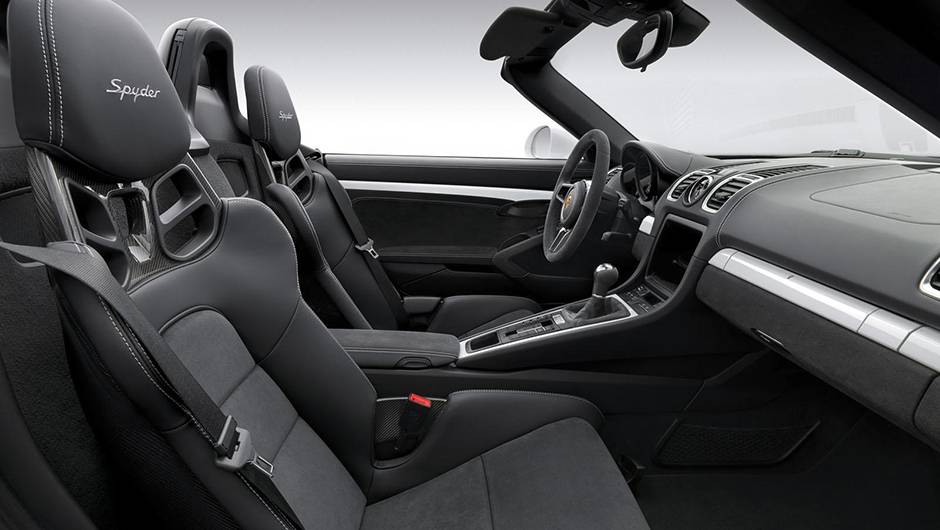 Por dentro, as mudan&ccedil;as s&atilde;o mais discretas, mas os bancos esportivos foram atualizados, enquanto o volante &eacute; totalmente novo | <a href="https://quatrorodas.abril.com.br/noticias/saloes/new-york-2015/porsche-apresenta-novo-boxster-spyder-852331.shtml" rel="migration">Leia ma</a>