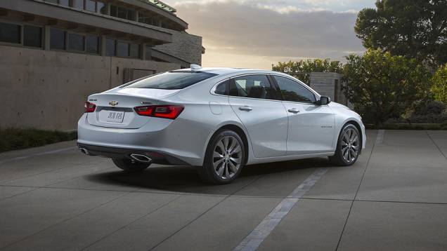 De modo geral, externamente, o Malibu está mais refinado do que antes, com carroceria mais aerodinâmica e harmônica | <a href="https://quatrorodas.abril.com.br/noticias/saloes/new-york-2015/chevrolet-malibu-emagrece-136-kg-nova-geracao-852327.shtml" rel="migration">Leia mai</a>