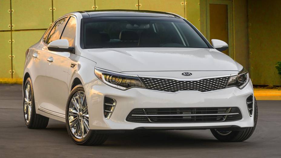 O Kia Optima foi renovado, com algumas mudanças estéticas. Um exemplo é a grade frontal | <a href="https://quatrorodas.abril.com.br/noticias/saloes/new-york-2015/kia-atualiza-visual-optima-852411.shtml" rel="migration">Leia mais</a>