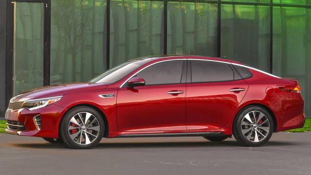 Sob o capô, o novo Optima traz três opções de motorização, como a 1.6 turbo de quatro cilindros | <a href="https://quatrorodas.abril.com.br/noticias/saloes/new-york-2015/kia-atualiza-visual-optima-852411.shtml" rel="migration">Leia mais</a> Sob o capô, o novo Optima traz três opções de motorização, como a 1.6 turbo de quatro cilindros | <a href="https://quatrorodas.abril.com.br/noticias/saloes/new-york-2015/kia-atualiza-visual-optima-852411.shtml" rel="migration">Leia mais</a>