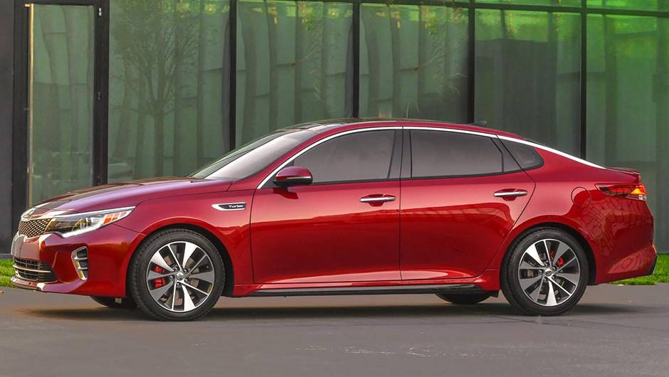 Sob o cap&ocirc;, o novo Optima traz tr&ecirc;s op&ccedil;&otilde;es de motoriza&ccedil;&atilde;o, como a 1.6 turbo de quatro cilindros | <a href="https://quatrorodas.abril.com.br/noticias/saloes/new-york-2015/kia-atualiza-visual-optima-852411.shtml" rel="migration">Leia mais</a>