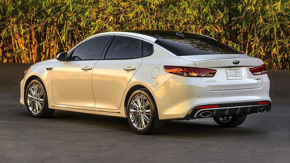 As outras s&atilde;o a 2.4 de quatro cilindros, de 185 cv e c&acirc;mbio autom&aacute;tico de seis marchas, e 2.0 turbo de quatro cilindros, despejando 247 cv | <a href="https://quatrorodas.abril.com.br/noticias/saloes/new-york-2015/kia-atualiza-visual-optima-852411.shtml" rel="migration">Leia</a>