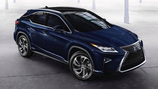 A Lexus promoveu alterações no visual do RX, que agora tem linhas similares às do irmão menor NX | <a href="https://quatrorodas.abril.com.br/noticias/saloes/new-york-2015/lexus-revela-quarta-geracao-rx-852381.shtml" rel="migration">Leia mais</a>