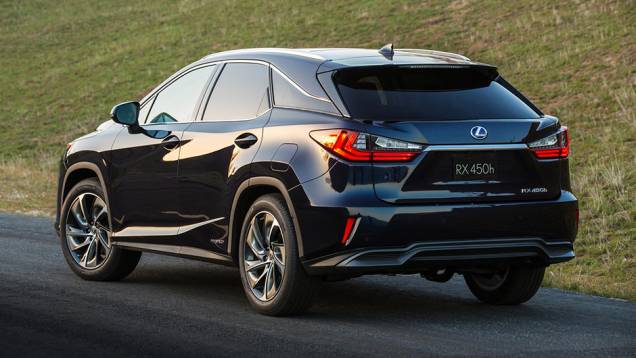 No que diz respeito à motorização, o modelo da Lexus chega com a versão 350, equipada com bloco 3.5 V6 que entrega 300 cavalos de potência | <a href="https://quatrorodas.abril.com.br/noticias/saloes/new-york-2015/lexus-revela-quarta-geracao-rx-852381.shtml" rel="migration"></a>