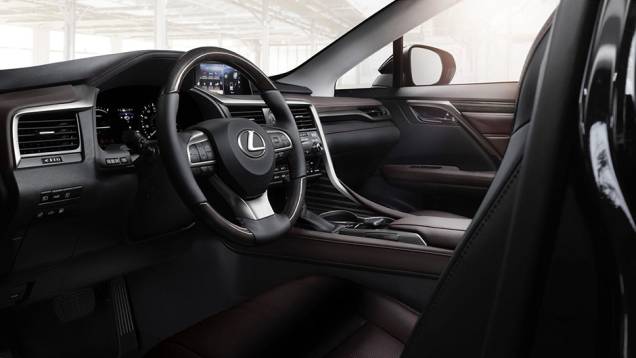 Na cabine, o SUV ganha sistema multimídia com tela sensível ao toque de 12,3 polegadas | <a href="https://quatrorodas.abril.com.br/noticias/saloes/new-york-2015/lexus-revela-quarta-geracao-rx-852381.shtml" rel="migration">Leia mais</a>