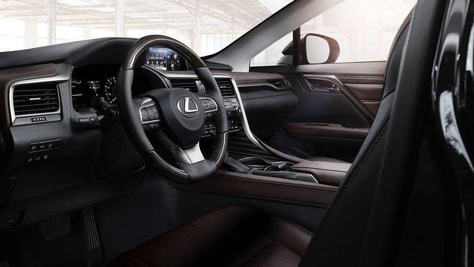 Na cabine, o SUV ganha sistema multim&iacute;dia com tela sens&iacute;vel ao toque de 12,3 polegadas | <a href="https://quatrorodas.abril.com.br/noticias/saloes/new-york-2015/lexus-revela-quarta-geracao-rx-852381.shtml" rel="migration">Leia mais</a>