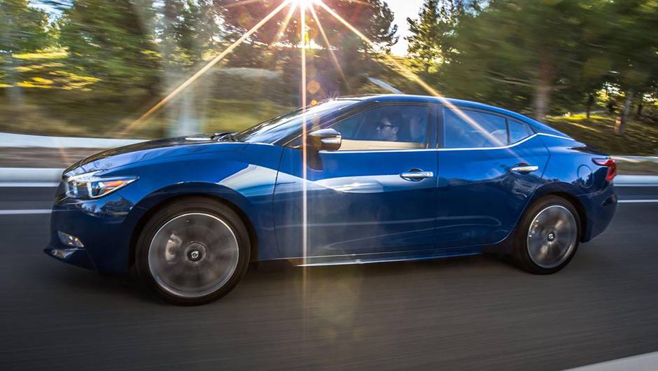 As rodas de liga-leve s&atilde;o de 18 polegadas... | <a href="https://quatrorodas.abril.com.br/noticias/saloes/new-york-2015/nissan-maxima-surge-renovado-nova-iorque-852660.shtml" rel="migration">Leia mais</a>