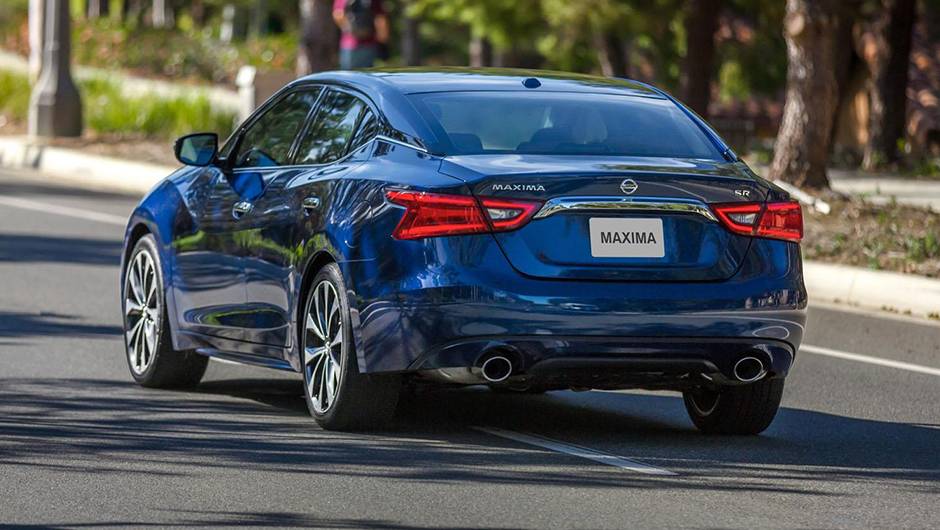 ...enquanto o sistema de exaust&atilde;o tem ponteira dupla de escape | <a href="https://quatrorodas.abril.com.br/noticias/saloes/new-york-2015/nissan-maxima-surge-renovado-nova-iorque-852660.shtml" rel="migration">Leia mais</a>