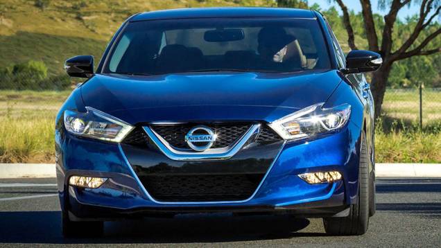 O modelo tem grade frontal em formato de "V", faróis de LED e teto "flutuante" | <a href="https://quatrorodas.abril.com.br/noticias/saloes/new-york-2015/nissan-maxima-surge-renovado-nova-iorque-852660.shtml" rel="migration">Leia mais</a>