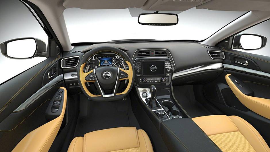 Internamente, o modelo traz volante esportivo com base achatada, revestimento em couro Alcantara e sistema multim&iacute;dia com tela de sete polegadas | <a href="https://quatrorodas.abril.com.br/noticias/saloes/new-york-2015/nissan-maxima-surge-renovado-nova-iorq" rel="migration"></a>