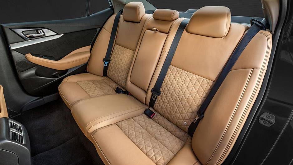 Como opcionais, surgem bancos t&eacute;rmicos e revestidos em couro Ascot, sistema de &aacute;udio Bose, cruise control, alerta de tr&aacute;fego traseiro e sistema de alerta de colis&atilde;o frontal | <a href="https://quatrorodas.abril.com.br/noticias/saloes/new-york-2015/nissan-max" rel="migration"></a>