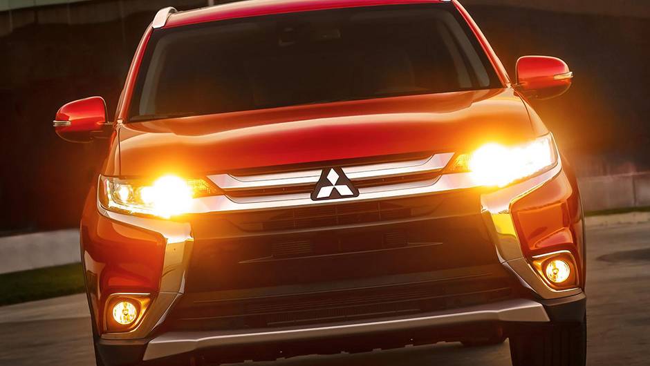 Quanto &agrave; motoriza&ccedil;&atilde;o, o Outlander, ao menos no mercado norte-americano, ter&aacute; duas op&ccedil;&otilde;es de blocos a gasolina | <a href="https://quatrorodas.abril.com.br/noticias/saloes/new-york-2015/mitsubishi-apresenta-facelift-outlander-852726.shtml" rel="migration">Leia mais</a>